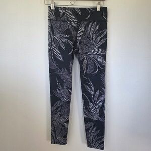 JoyLab Women's Black/White Leaf Pattern Ankle Length Leggings - Small